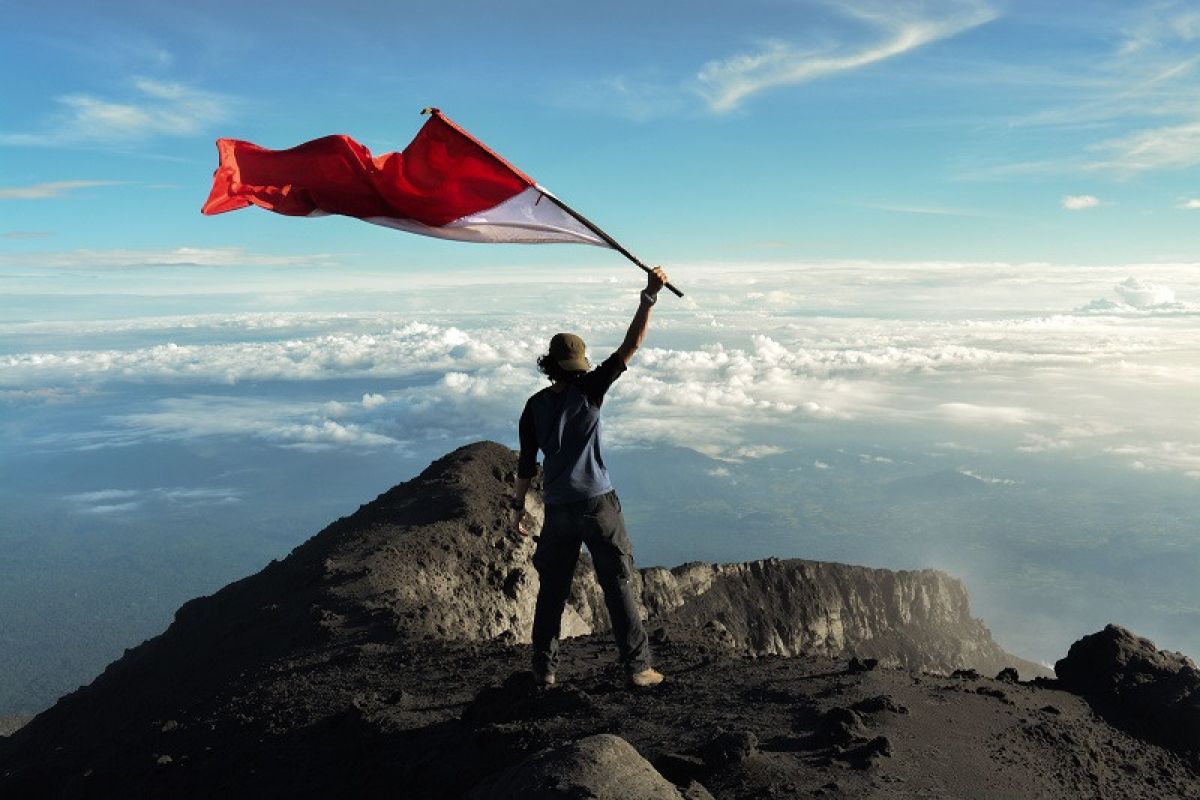 7 Gunung Paling Sering Jadi Destinasi Perayaan HUT RI